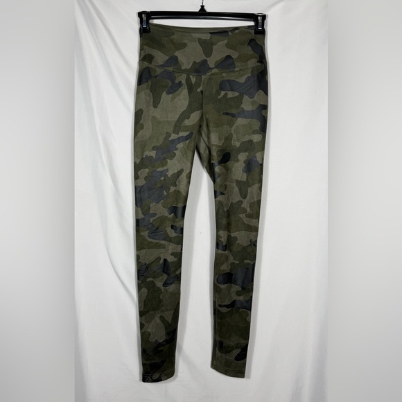 White House Black Market Pants - White House Black Market Embossed Camo Faux Suede Slimming Runway Leggings Sz 0.